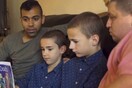 Πόσο δύσκολο είναι να υιοθετήσει παιδί ένα γκέι ζευγάρι;