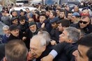 Άγρια επίθεση στον ηγέτη της Τουρκικής αντιπολίτευσης - Τον χτύπησαν στο κεφάλι