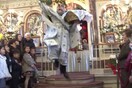 Χίος: O «ιπτάμενος» παπάς στην ξεχωριστή πρώτη Ανάσταση