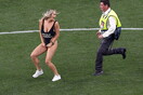 Το κόλπο με την ξανθιά γυναίκα που εισέβαλε με προκλητικό μαγιό στον τελικό του Champions League