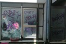 Βόλος: Ζημιές σε σπίτια, καταστήματα και αυτοκίνητα - Έγραψαν παντού συνθήματα με σπρέι