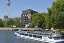 Πρωτοφανές περιστατικό: Άντρας ούρησε από γέφυρα σε τουριστικό σκάφος - Τραυματίστηκαν επιβάτες