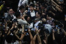 Χονγκ Κoνγκ: Άγριος καβγάς μέσα στο κοινοβούλιο - Στο νοσοκομείο βουλευτής