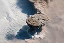 Η εντυπωσιακή στιγμή της έκρηξης ενός ηφαιστείου όπως φάνηκε από το διάστημα
