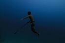 Ένα νεαρό αγόρι καταδύεται στον ωκεανό να βρει τροφή για την οικογένεια του