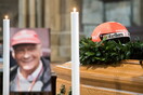 Συγκίνηση στην κηδεία του Νίκι Λάουντα - Έβαλαν το κράνος του πάνω στο φέρετρο