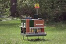 Τα McDonald's άνοιξαν ένα μικροσκοπικό εστιατόριο για μέλισσες