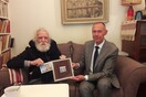 Τιμητική επίσκεψη στον Μανώλη Γλέζο έκανε ο ρώσος πρέσβης στην Ελλάδα
