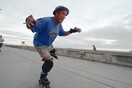 Slomo: Πατινάροντας με roller blades κατά μήκος της παραλίας του Σαν Ντιέγκο