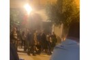 Άνω Πετράλωνα: Αντιεξουσιαστές στην ταβέρνα όπου τρώει ο Μπακογιάννης - Φωνάζουν συνθήματα