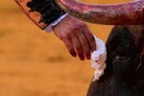 «Αρρωστημένος σαδιστής» - Ταυρομάχος σκουπίζει τα μάτια αιμόφυρτου ταύρου πριν τον σκοτώσει και προκαλεί οργή