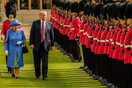 Ξανά στην Βρετανία ο Τραμπ - Επίσημο δείπνο με βασίλισσα Ελισάβετ και συνάντηση με Τερέζα Μέι