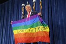 Για πρώτη φορά ο Τραμπ αναγνωρίζει τον μήνα του Pride, αλλά δέχεται ισχυρή κριτική για υποκρισία