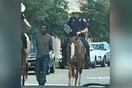 Σάλος στις ΗΠΑ: Έφιπποι αστυνομικοί μετέφεραν Αφροαμερικανό δεμένο με σχοινί