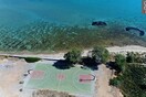 Ένα γήπεδο μπάσκετ με θέα τη θάλασσα- Δίπλα στα τιρκουάζ νερά της Ελαφονήσου
