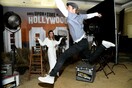 Ο Μπραντ Πιτ κάνει photobombing με μπαλέτο στη Μάργκοτ Ρόμπι