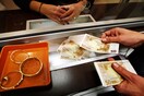 Ακμάζουν τα ενεχυροδανειστήρια στην Ιταλία λόγω κορωνοϊού