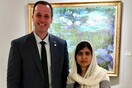 Γιατί αυτή η φωτογραφία της Μαλάλα με έναν υπουργό προκάλεσε επικριτικά σχόλια