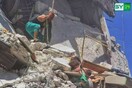 Συρία: Σπαρακτική στιγμή με πεντάχρονη να αρπάζει την επτά μηνών αδελφή της ενώ κρέμονται παγιδευμένες στα χαλάσματα