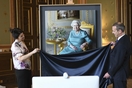 Η βασίλισσα Ελισάβετ στην παρουσίαση του νέου της πορτρέτου - Η λεπτομέρεια που παρατήρησε
