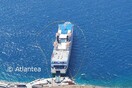 Το πλοίο Olympus δεμένο στη Σαντορίνη μετά από πρόσκρουση σε ύφαλο