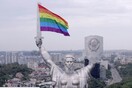 Ουκρανία: Ακτιβιστές ύψωσαν τη σημαία του Pride μπροστά από το άγαλμα της «Μητέρας Πατρίδας»