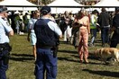 Αστυνομικοί ζήτησαν από νεαρή γυναίκα «να αφαιρέσει το ταμπόν της» σε σωματικό έλεγχο