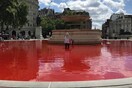 Ακτιβιστές έριξαν κόκκινη μπογιά σε σιντριβάνια της πλατείας Τραφάλγκαρ του Λονδίνου