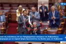 Η στιγμή που σκούντηξαν βουλευτή για να χειροκροτήσει όρθιος τον Βελόπουλο - ΒΙΝΤΕΟ