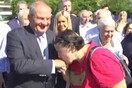 Χειροφίλημα στον Καραμανλή: Η ενθουσιώδης υποδοχή ψηφοφόρου