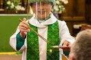 Βρετανία: Ιερέας δίνει τη Θεία Κοινωνία με chopsticks - Λόγω του κορωνοϊού
