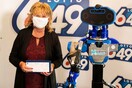 Ρομπότ παραδίδει επιταγή εκατ. δολ. σε νικήτρια τυχερού παιχνιδιού - Εξαιτίας του κορωνοϊού