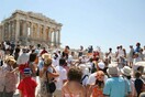 «Βούλιαξε» και φέτος η Ακρόπολη από τουρίστες: 18.000 επισκέπτες σε μία ημέρα