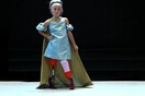 Η Daisy, μια 9χρονη με ακρωτηριασμένα πόδια, καταχειροκροτήθηκε σε πασαρέλα στο Παρίσι