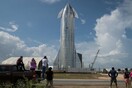 Ο Έλον Μασκ παρουσίασε το διαστημόπλοιο για το πρώτο επανδρωμένο ταξίδι έως τον Άρη