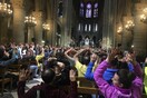 Εγκλωβισμένοι με τα χέρια ψηλά στην Παναγία των Παρισίων μετά την επίθεση εναντίον αστυνομικών