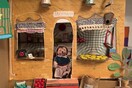 Η βιτρίνα του πωλητηρίου του Μουσείου Μπενάκη στην Κριεζώτου εμπνέεται από ένα παραμύθι