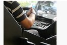 Καταγγελία με βίντεο που δείχνει οδηγό τρόλεϊ να παίζει με το κινητό του ενώ οδηγεί προς την Ομόνοια