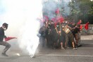 Ένταση με τις δυνάμεις των ΜΑΤ έξω από τη Βουλή στην πορεία των φοιτητών