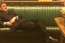 «Ξύπνα» - Σάλος στη Βρετανία από τον ξαπλωμένο στον καναπέ ηγέτη της Βουλής των Κοινοτήτων