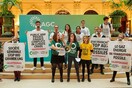 Γαλλία: Ακτιβιστές για το κλίμα πραγματοποίησαν καθιστική διαμαρτυρία εισβάλλοντας σε συνέδριο