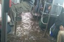 Απίστευτη εικόνα στον Ασπρόπυργο: Επιβάτες κρέμονταν μέσα σε λεωφορείο που πλημμύρισε