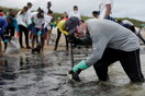 Βραζιλία: 600 τόνοι πετρελαίου μαζεύτηκαν από τις ακτές - Μυστήριο παραμένει η προέλευσή του
