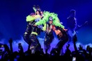 Η Lady Gaga πήδηξε στην αγκαλιά θαυμαστή, εκείνος παραπάτησε και έπεσαν από την σκηνή - Σοκ στο κοινό