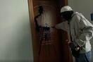 Επίθεση του Ρουβίκωνα με μπογιές στο πολιτικό γραφείο της Κεραμέως