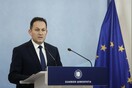 Πέτσας για Τσαβούσογλου: Ψευδείς οι ισχυρισμοί - Η Τουρκία να ελέγξει τους διακινητές στην επικράτειά της