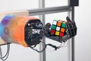 Ένα ρομπότ-χέρι που λύνει μόνο του τον κύβο του Ρούμπικ σε 4 λεπτά