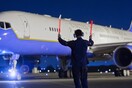 Απρόοπτο στον αέρα για τον Μάικ Πενς: Το Air Force Two χτύπησε πουλί και επέστρεψε στο αεροδρόμιο
