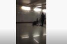 Έρευνα της ΕΛΑΣ για τον αστυνομικό που κλώτσησε επαίτη στο μετρό Ομόνοιας