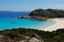Σαρδηνία: Πρόστιμο 1.000 ευρώ σε τουρίστα που πήρε άμμο από παραλία του νησιού